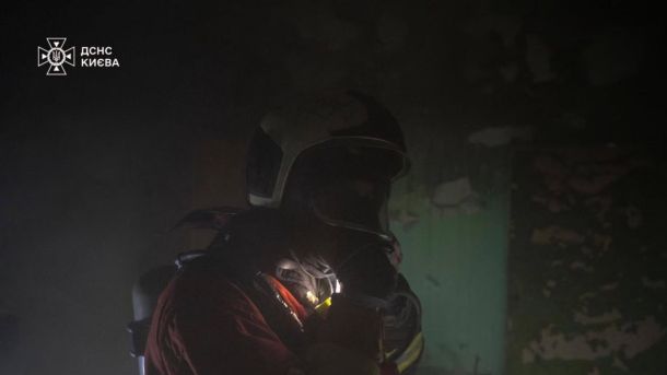 У Києві ДСНС підбила підсумки тижня: 152 виїзди Співробітник ДСНС у темряві в будинку
