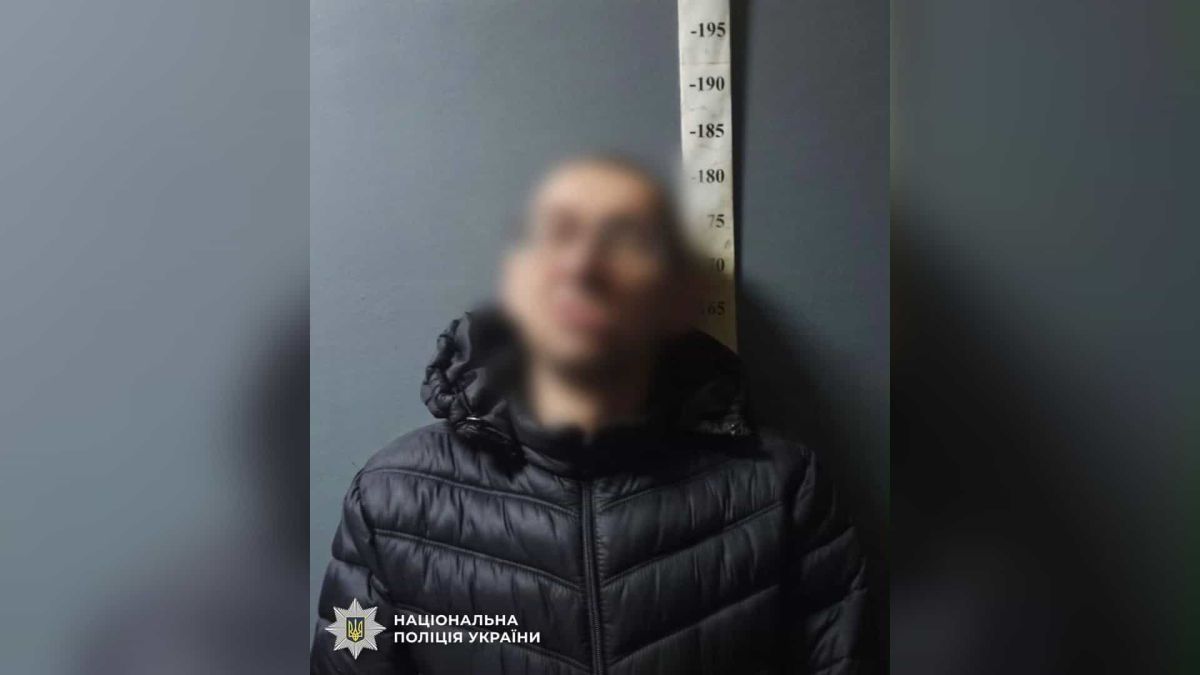 Киянина засудили на два роки за погрозу підірвати гранату у багатоповерхівці Затримання чоловіка, який погрожував підірвати гранату у багатоповерхівці у Дніпровському р-ні Києва
