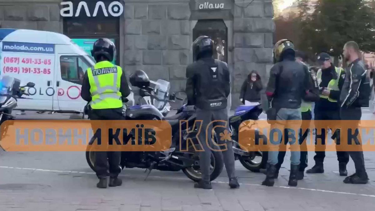 Поліція перевіряє нічні збори байкерів біля McDonald's на Хрещатику Поліцейський і байкери на Хрещатику