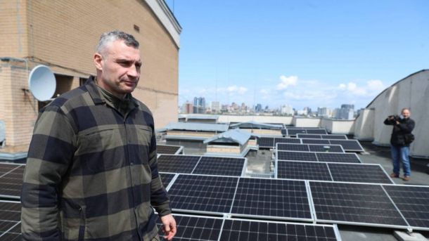 Поранено голову Спілки художників України Костянтина Чернявського під час атаки на Київ Міський голова Києва Віталій Кличко під час огляду сонячних панелей на даху будівлі