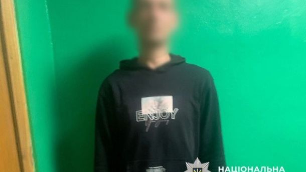 У Києві викрили схему з розкрадання понад 100 мільйонів на ремонті ліфтів На фото людина у чорній худі стоїть біля зеленої стіни, обличчя розмите