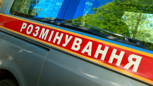 Переплата 670 тис. за парк «Орлятко»: посадовця «Київзеленбуду» судитимуть Автомобіль вибухотехнічної служби поліції під час перевірки повідомлення про замінування