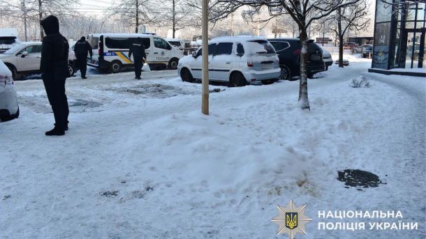 Чоловік помер після затримання патрульною поліцією в Києві (відео) Поліцейський автомобіль неподалік від будинку, де було скоєно злочин
