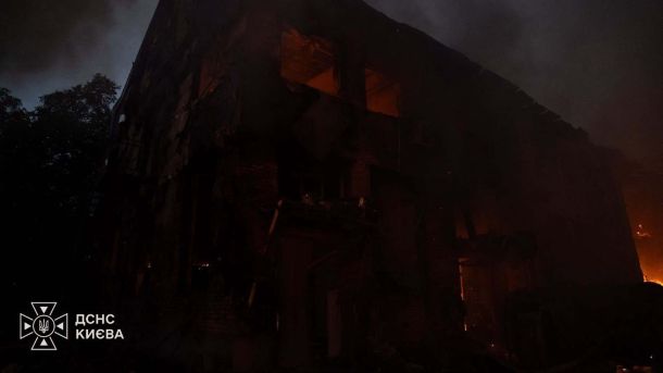 БпЛА влучив у приватний будинок у Дніпровському р-ні — 1 поранений Обгоріла багатоповерхова будівля вночі, дим і полум'я у вікнах після удару по Києву, працюють рятувальники ДСНС.