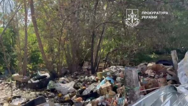 У «Феофанії» облаштують спортивний майданчик для реабілітації військових пацієнтів Засмічена ділянка парку з купами побутового сміття, коробками та шинами