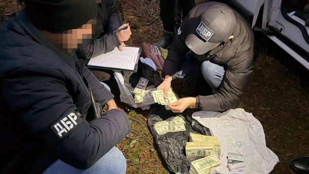 Чотирьох посадовців КМДА судитимуть за розтрату 3 млн грн Будівля Дарницького управління поліції Києва, де працював підозрюваний, який привласнив понад 13 млн грн речових доказів