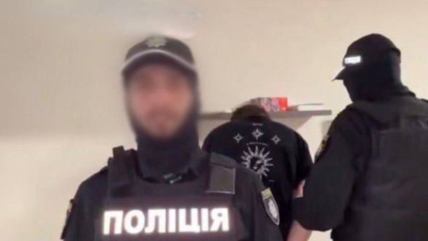 Обшуки в «Київавтодорі»: слідство перевіряє закупівлі розмітки Двоє чоловіків у формі Національної поліції знімали жартівливе відео в Печерському районі Києва