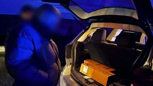 570 одиниць техніки та 74 тисячі тонн матеріалів: Київ готується до зими Чоловік стоїть біля відчиненого багажника автомобіля