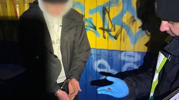 У селищі Кожанка на Київщині побудують новий Активний парк (фото) Поліцейський у гумових рукавичках демонструє вилучений психотроп альфа-PVP затриманому в наручниках у Святошинському районі Києва