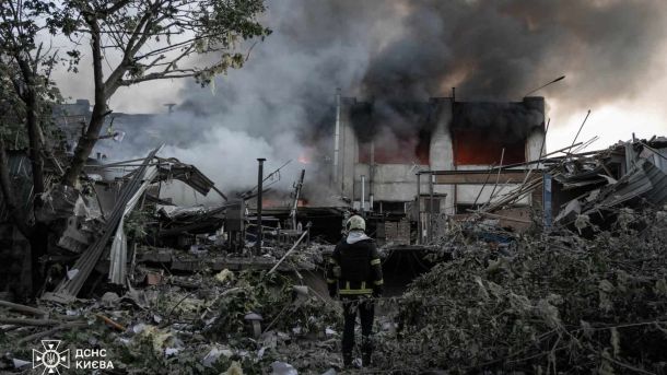 Атака на Київ: 13 постраждалих, пожежа в Голосіївському районі Рятувальники ДСНС Києва серед руїн і пожежі після ракетного удару по столиці 2 червня