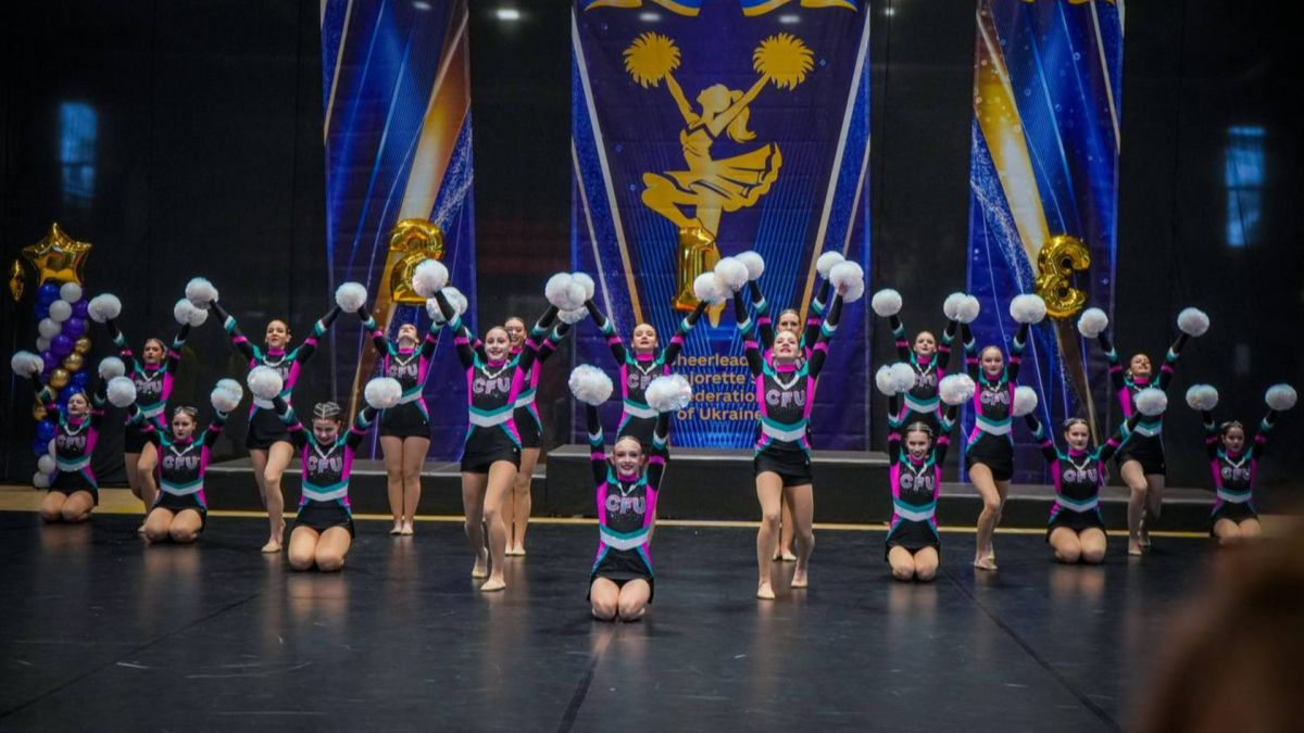 Чемпіонат України з черліденгу відбувся в Бучі: клуб MARLI здобув чотири золота Команда юних черлідерок у формі CFU виступає з помпонами на сцені Чемпіонату України з черліденгу в Бучі