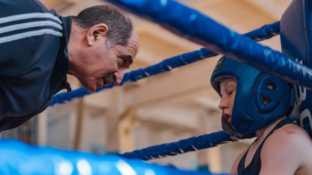 Першість Київщини з боксу: у Борисполі визначили нових чемпіонів Тренер дає настанови юному боксеру в захисному шоломі біля рингу під час чемпіонату Київської області з боксу в Борисполі