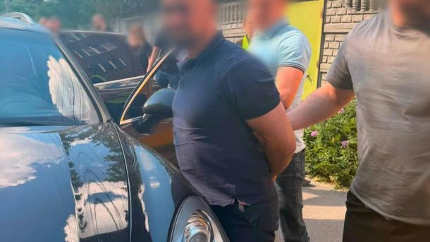 Посадовці громади на Київщині продавали фіктивне бронювання по 4500 доларів Поліція Київщини затримала депутата і заступника голови ОТГ за хабар 9000 доларів за фіктивне бронювання від мобілізації