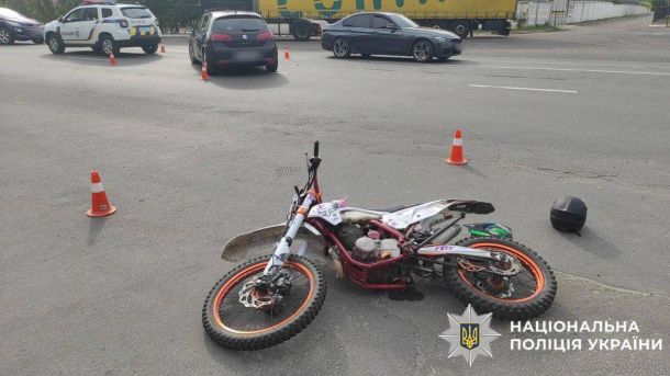 У Верховній Раді зареєстрували законопроєкт про заборону гаджетів на уроках На асфальті лежить пошкоджений мотоцикл із яскраво-помаранчевими дисками, поряд чорний шолом