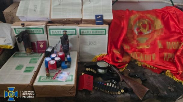 У Києві судитимуть жінку за погрозу підірвати управління поліції Вилучені СБУ речові докази: коробки з друкованими пропагандистськими матеріалами, фарба для друку, радянський прапор, вогнепальна зброя та набої, паспорти та документи