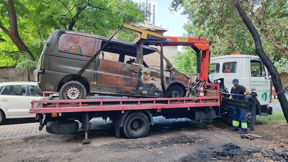 У Шевченківському районі перемістили покинуті та пошкоджені авто У Шевченківському районі перемістили покинуті та пошкоджені авто