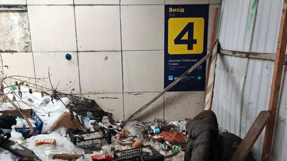 Депутатка показала стан зупинки «Шалімова» — КМДА каже, що все гаразд Вихід №4 станції швидкісного трамвая Шалімова на проспекті Любомира Гузара засипаний сміттям, пластиковими ящиками та побутовими відходами взимку