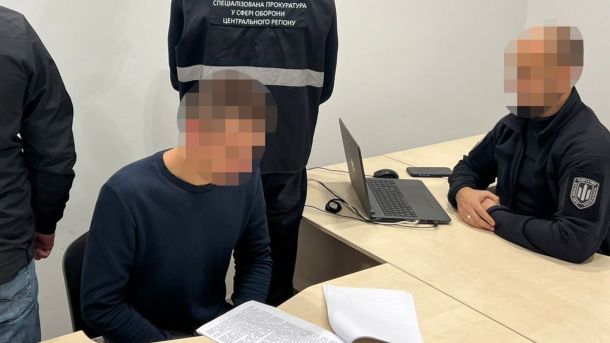 Чому ескалатори київського метро зупиняються вдвічі частіше Правоохоронці та підозрюваний, який читає наданий йому документ