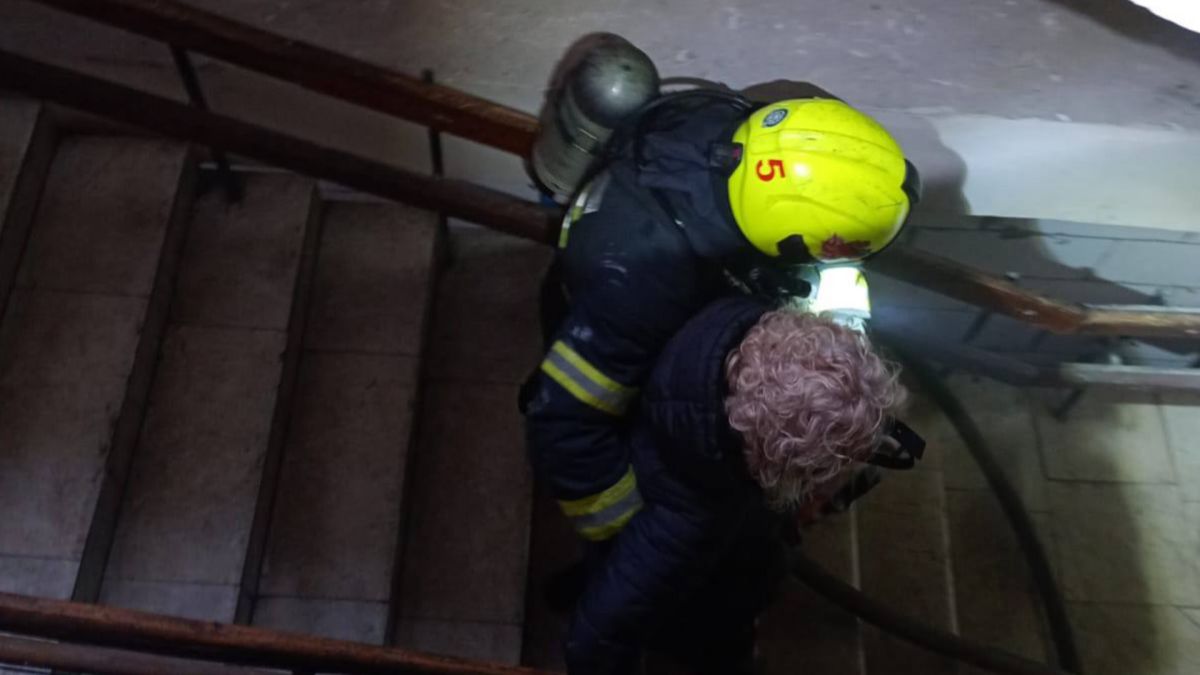 На Дарниці годину палала дев'ятиповерхівка: рятувальники евакуювали 6 мешканців Дарницький район: рятувальники врятували 6 осіб під час поже