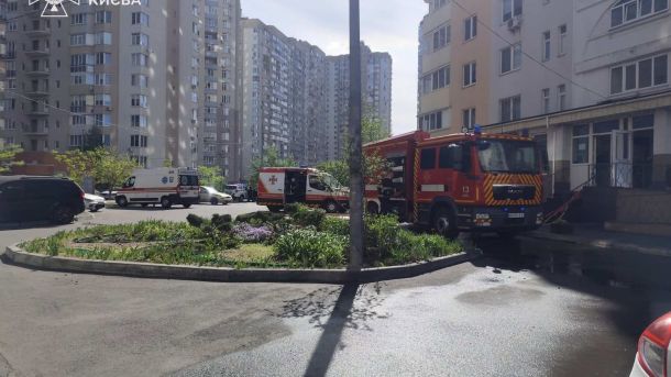 Чоловік загинув, випавши з 11-го поверху в Оболонському районі Рятувальники ДСНС гасять пожежу на балконі 19-го поверху у Деснянському районі Києва, вулиця Миколи Лаврухіна