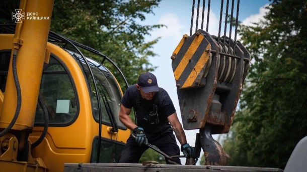 У Києві проїзд зростає до 30 грн Психолог ДСНС розмовляє з літньою мешканкою Вишневого після ворожого обстрілу на дев'ятий день відновлювальних робіт