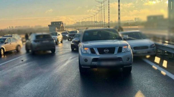 За 6500 доларів до Європи: у Києві викрили «коучів» з гайдом для втікачів за кордон Автомобілі стоять після зіткнення на мосту