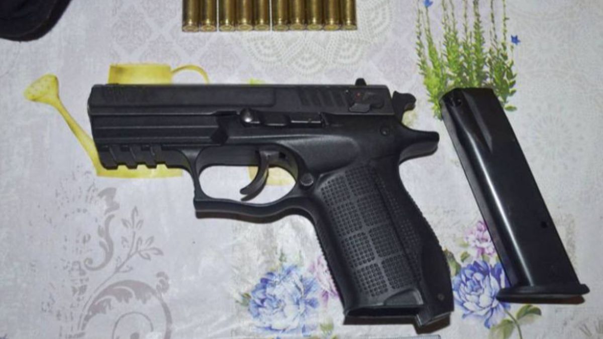 Киянин отримав 3 роки в'язниці за стрілянину в під'їзді через дзвінок кур'єра Поліцейські затримали киянина який влаштував стрілянину в коридорі багатоповерхівки через помилковий дзвінок кур'єра
