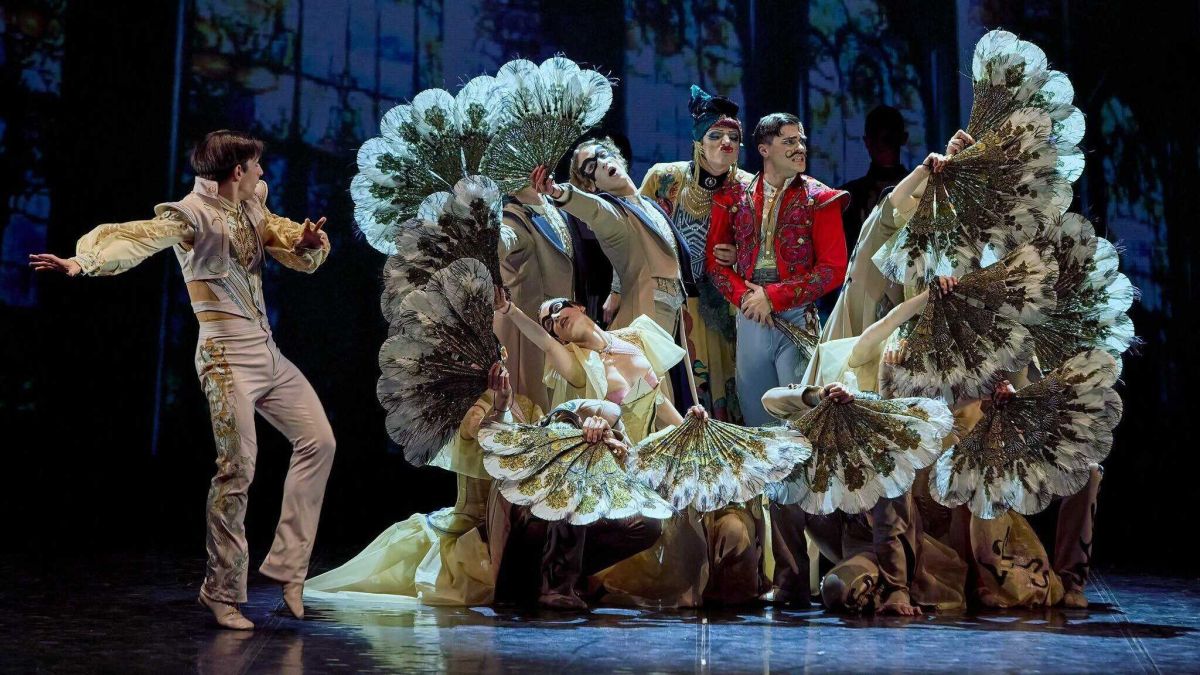 У Києві презентують балет «На прекрасному блакитному Дунаї» від Раду Поклітару Актори у яскравих костюмах з віялами на театральній сцені
