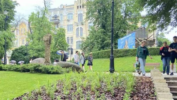 Майже рік без газу: будинок на Пластовій нарешті підключили Відвідувачі прогулюються оновленим Золотоворітським сквером у Шевченківському районі Києва після благоустрою до Дня міста 2026 року