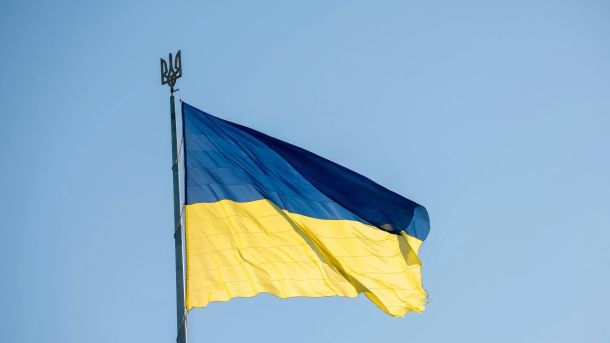 День Державного Герба: чому тризуб — більше, ніж символ Державний Прапор України майорить на флагштоку з тризубом — Державним Гербом України — на тлі блакитного неба