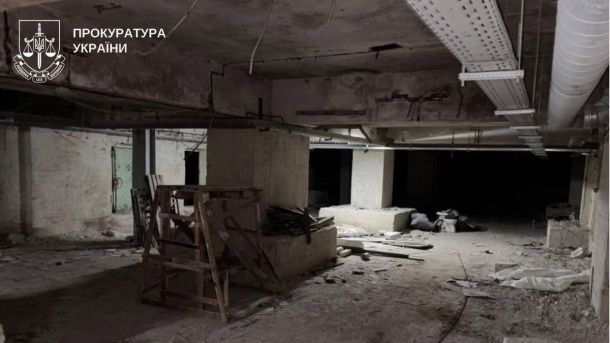 На Скляренка бус протаранив автосалон Citroën, водій утік На Скляренка бус протаранив автосалон Citroën, водій утік