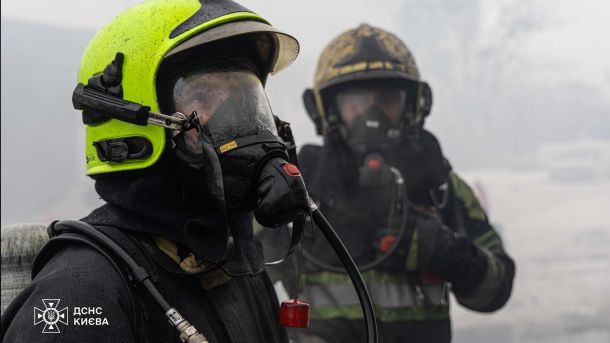 Пожежа на Кирилівській у Подільському р-ні: 50 кв. м, гасили без гідрантів Рятувальники ДСНС ліквідують пожежу трав'яного настилу на відкритій місцевості у Подільському районі Києва