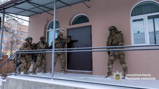 У Києві п'яний чоловік побив 15-річного школяра біля ЖК Поліція Києва викрила угруповання псевдоворожок, які виманювали гроші у родин загиблих воїнів, фігурантам загрожує до 12 років