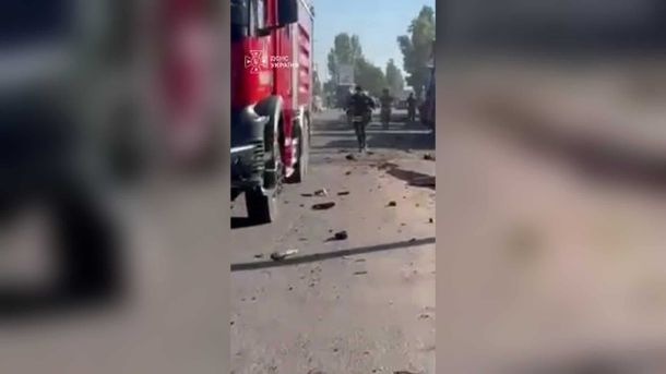 Тролейбуси №16, 19, 23, 28, 31, 35 затримуються на вул. Іллєнка через ДТП Рятувальники надають першу медичну допомогу постраждалому на Київщині після удару БпЛА — одна людина загинула