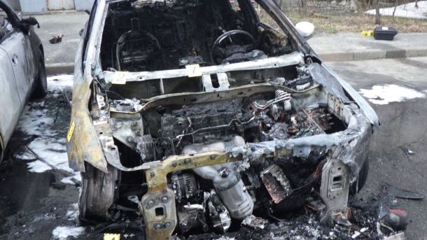 У Києві чоловік з помсти підпалив авто сусідки — постраждали три машини Згорілий автомобіль після підпалу в Києві, поруч пошкоджена сусідня машина, на місці працюють криміналісти