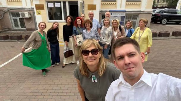 Суд скасував зупинку справи про Садибу Дмитрієва — забудовника можуть позбавити інших будівель Активісти громади Протасового Яру біля будівлі Господарського суду міста Києва на вулиці Богдана Хмельницького, 44-Б