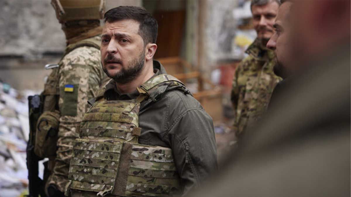 Путін порушив власне великоднє перемир’я понад 900 разів — Зеленський a group of men in military uniforms