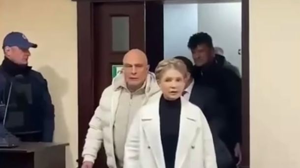 СБУ затримала агента фсб, який наводив удари на оборонні підприємства Києва Юлія Тимошенко в супроводі кількох осіб заходить у залу суду