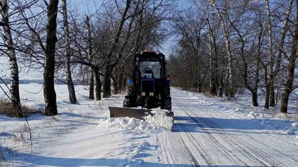 150 одиниць техніки чистять дороги Київщини від снігу Трактор очищає вулицю від снігу