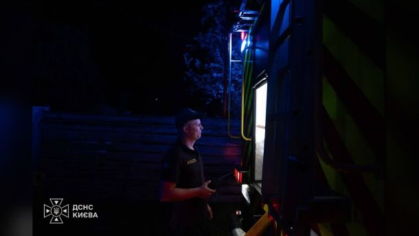 Шістьох киян підозрюють у купівлі фальшивих довідок для відстрочки від служби Рятувальники гасять пожежу у двоповерховому приватному будинку на вулиці Газопровідній у Подільському р-ні Києва, площа займання — 200 кв. м