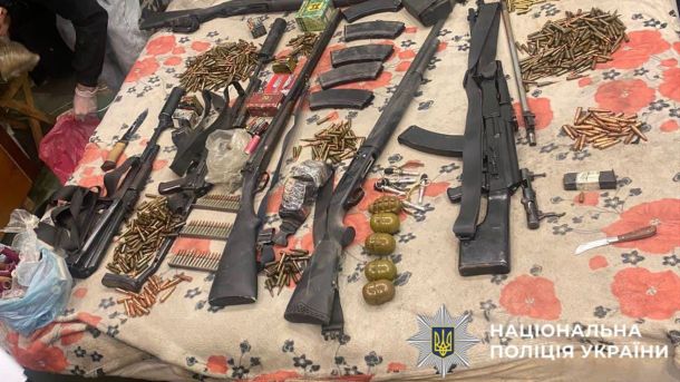 Пожежа на пилорамі під Білою Церквою: що з’ясувала ДСНС Арсенал зброї на столі