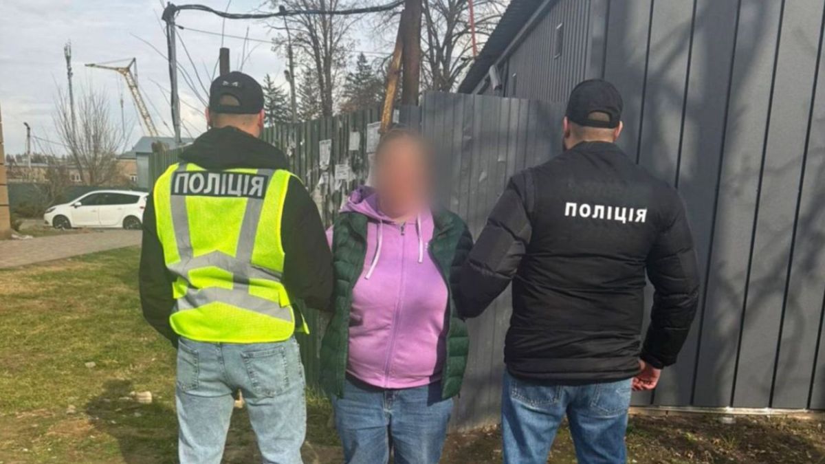 250 тисяч за вплив на ТЦК: жінці з Вишневого повідомили підозру Поліцейські у формі тримають затриману жінку біля паркану у Вишневому, підозра у впливі на рішення ТЦК