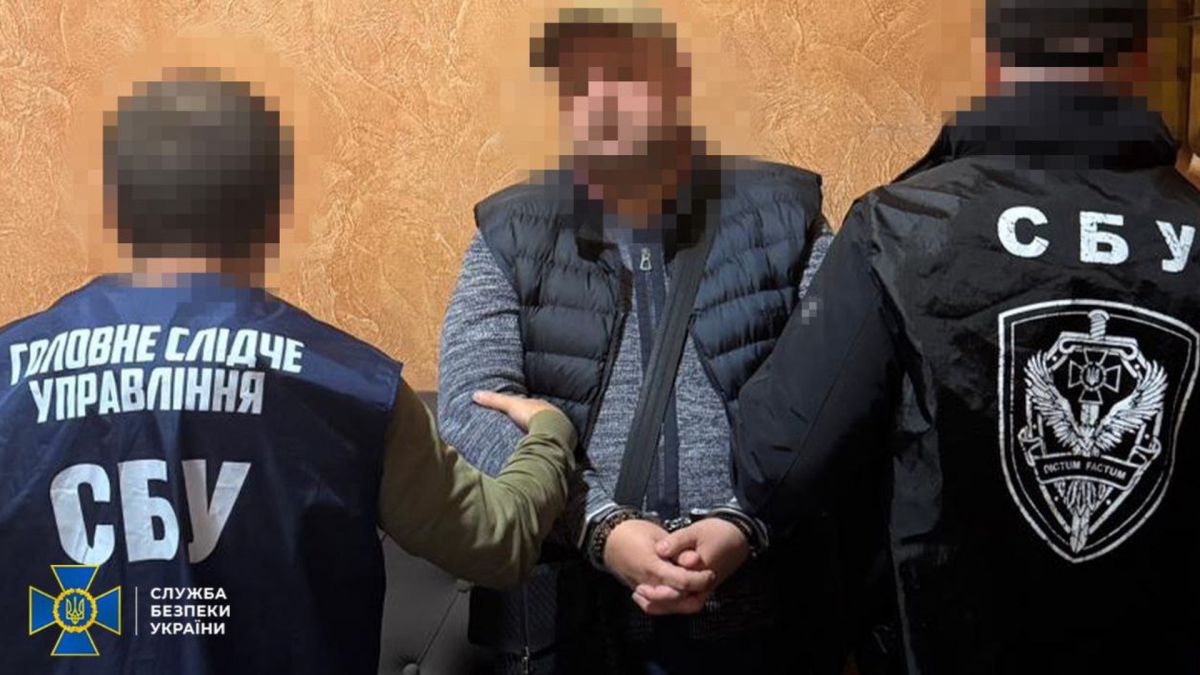 Вимагав $20 тисяч за «списання» ухилянтів: СБУ затримала посадовця Мін’юсту Троє чоловіків на фото, двоє з них працівники СБУ, затримують підозрюваного