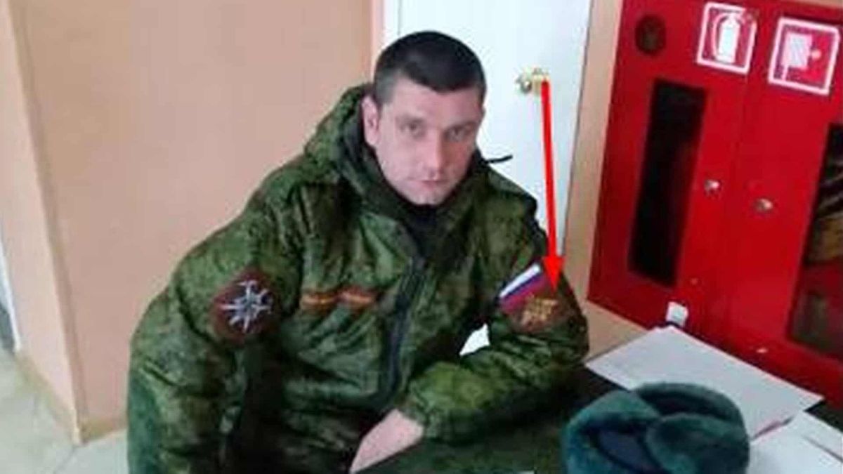 Суд виправдав військового РФ у справі про крадіжку на окупованій Київщині Російський військовий сидить за столом у формі військового РФ
