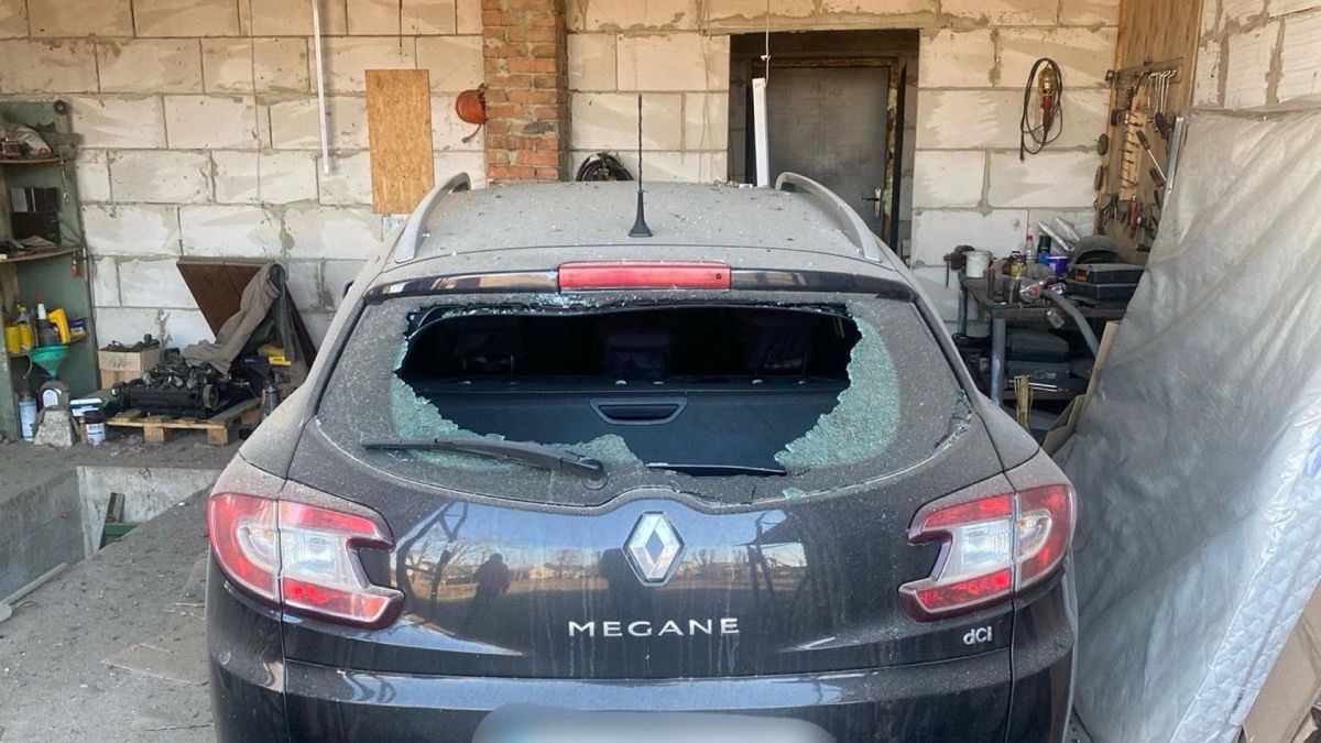 Бровари під обстрілом: пошкоджено 9 будинків і підприємства, жертв немає Renault Megane з розбитим заднім склом після обстрілу Броварів, фото НПУ