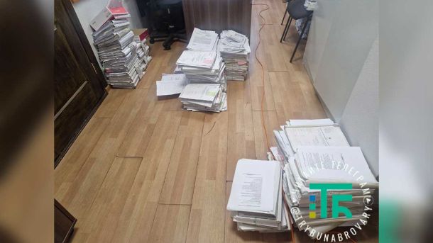 У Бучанському районі виявили 10 випадків сказу серед тварин від початку року стоси паперу на підлозі приміщення суду