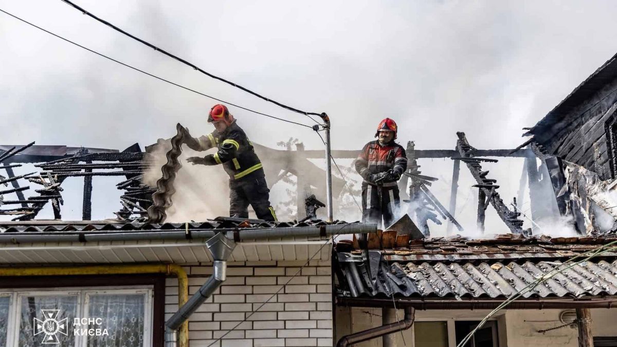 Пожежа у Голосіївському районі: загорівся диван, вогонь перекинувся на дах Рятувальники ДСНС ліквідовують пожежу у Голосіївському районі — загорівся диван, вогонь перекинувся на покрівлю