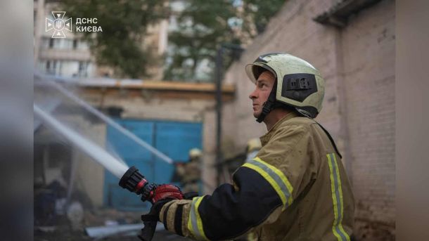 Зеленський відвідав пологовий №2 у Києві, пошкоджений атакою Рятувальники ліквідували пожежу в Шевченківському р-ні Києва після атаки, постраждали 8 людей