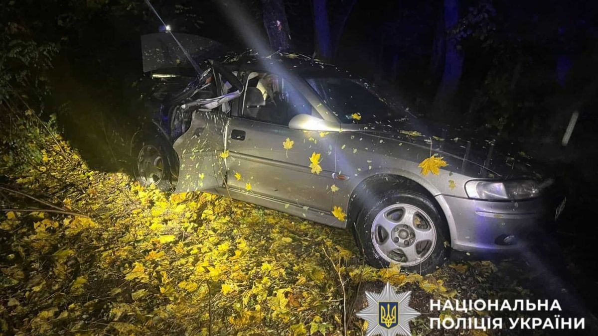 На Київщині підлітки ганяли на чужому Opel — 14-річний пасажир загинув, ще шестеро травмовані Понівечений автомобіль, що врізався в дерево вночі