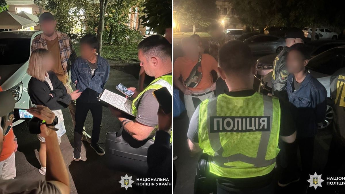 2000 доларів за фіктивне навчання: у Києві затримали організатора схеми для іноземців Поліцейські у світловідбивних жилетах проводять затримання чоловіка у темному одязі на вулиці вночі